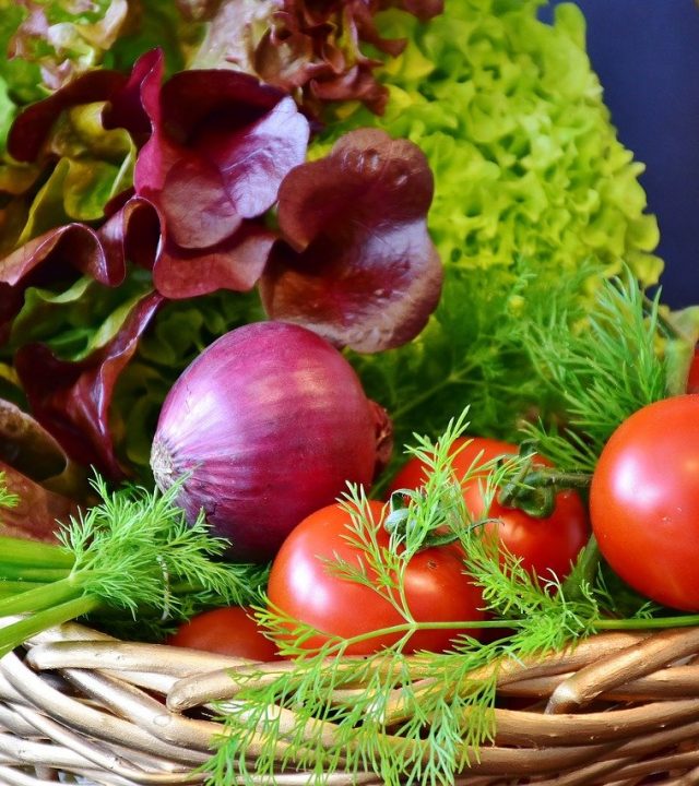 salad, tomatoes, onion-2834091.jpg